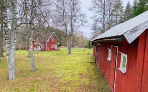 Ett tomt hus med ladugård i Ulricehamns kommun