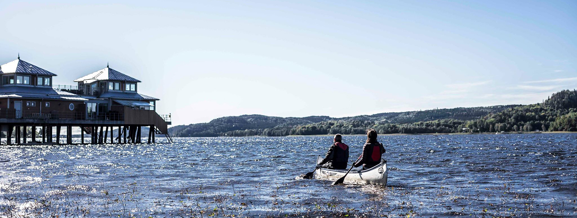 Upplev och upptäck Ulricehamn - Ett par som paddlaruset i bakgrunden